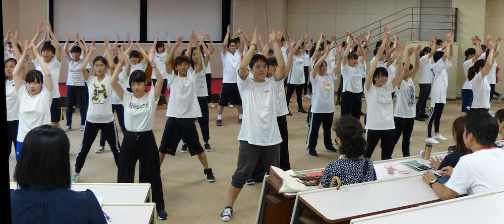 【画像・写真】江戸川学園おおたかの森専門学校のオープンキャンパスで、ダンスパフォーマンスを披露する生徒たち