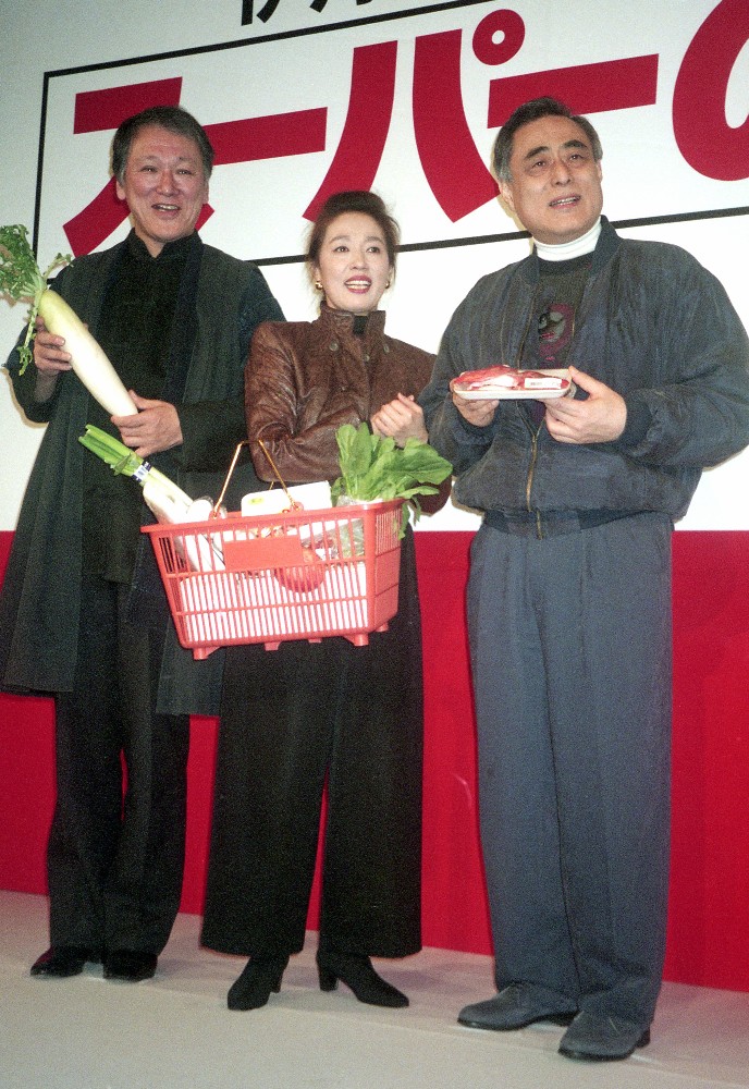 映画「スーパーの女」で共演した時の（右から）津川雅彦さん、宮本信子、伊丹十三監督（１９９５年撮影）