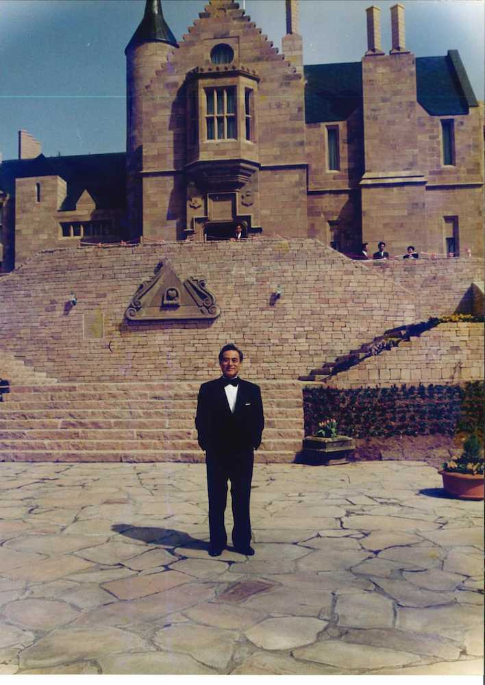 １９９３年、念願だったロックハート城が群馬県高山村で開園し、城の前でほほえむ津川雅彦さん。名誉城主を務めていた