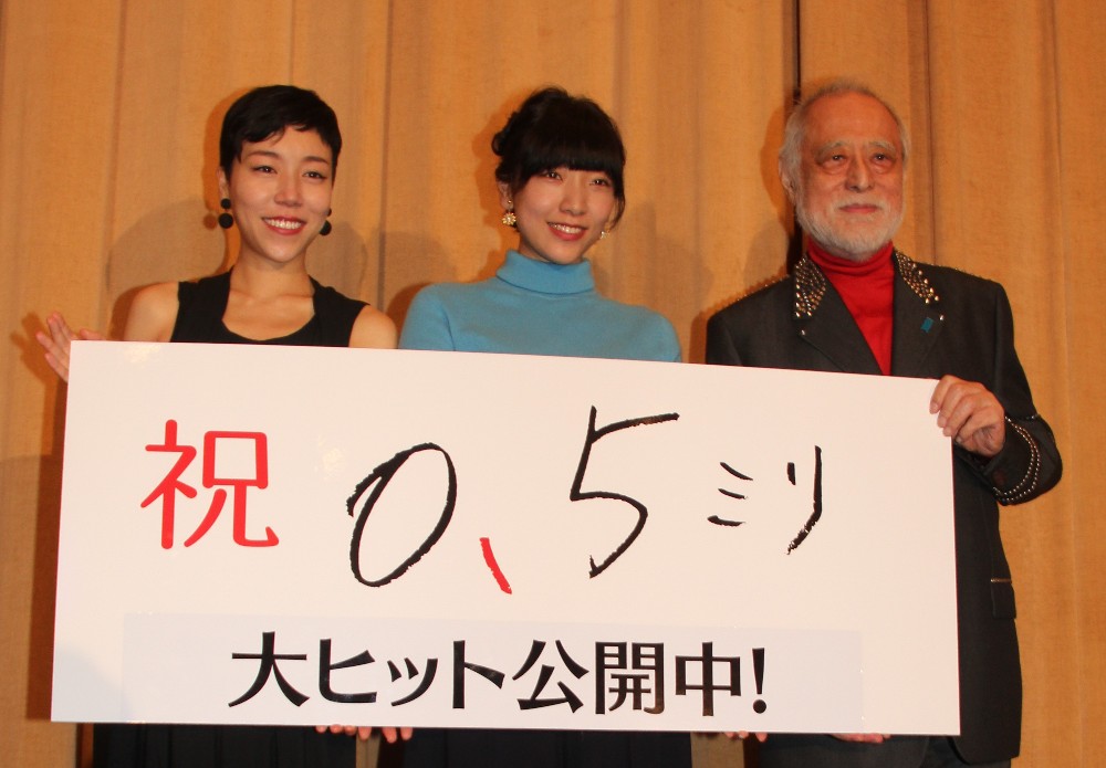 １４年、映画「０、５ミリ」初日舞台あいさつに登場した（左から）安藤モモ子監督、安藤サクラ、津川雅彦さん