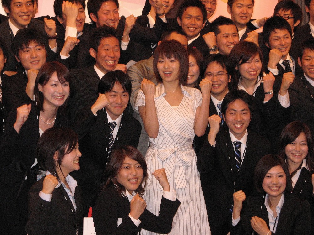 テレビ朝日の新入社員入社式に出席し、サプライズゲストとして登場する女優の内山理名（中央）。中央左が小川彩佳アナ