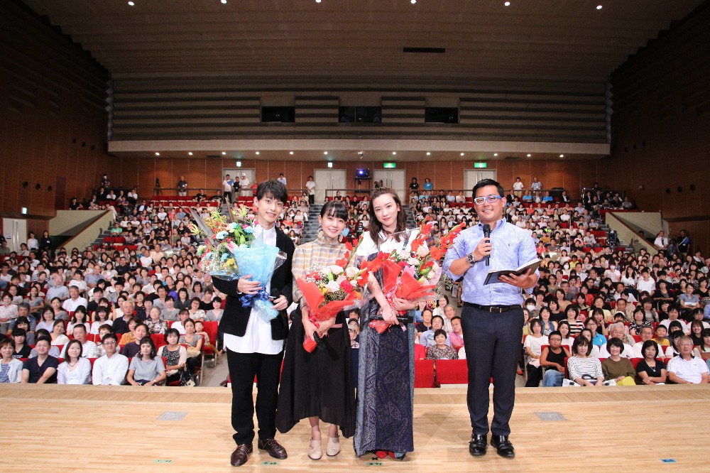 岐阜県中津川市で行われた連続テレビ小説「半分、青い。」のトークショーに出席した（左から）上村海成、奈緒、永野芽郁（Ｃ）ＮＨＫ