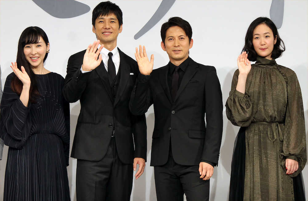 映画「散り椿」の完成報告会見に出席した（左から）麻生久美子、西島秀俊、岡田准一、黒木華