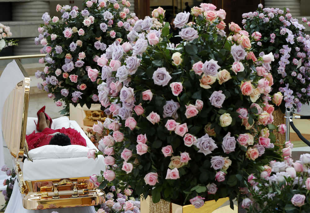 故アレサ・フランクリンさんの公開追悼式典にファンが参列　“ソウルの女王”と涙の対面