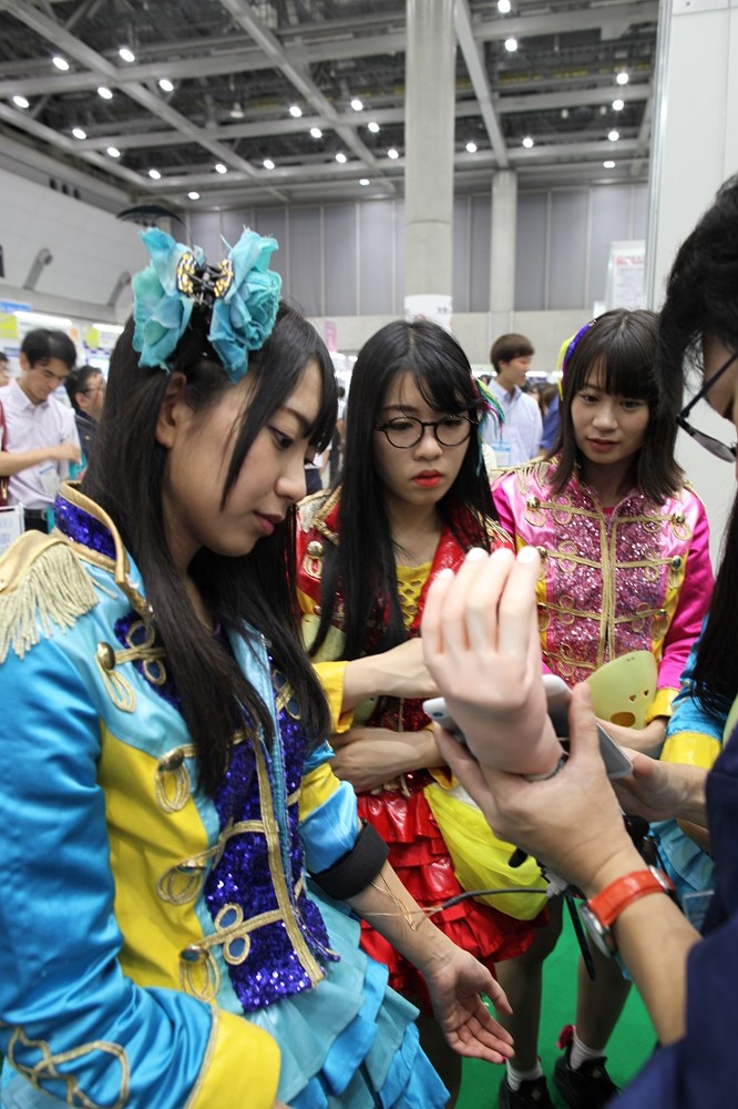 仮面女子、大学の研究展示会イノベーション・ジャパンを見学