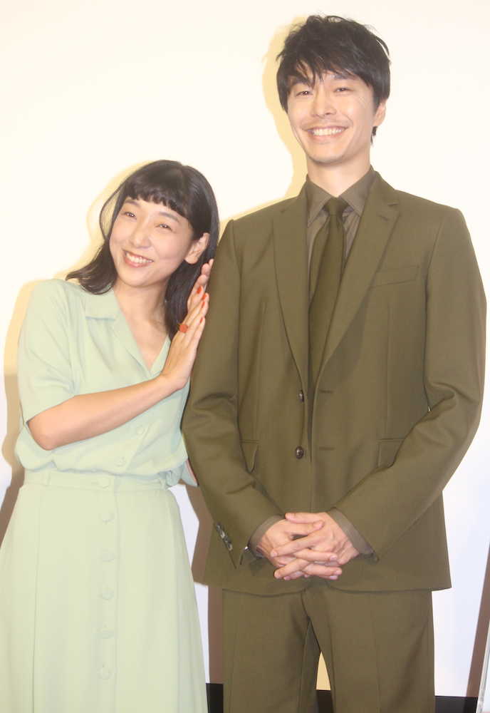 「まんぷく」試写会に登場した（左から）安藤サクラ、長谷川博己