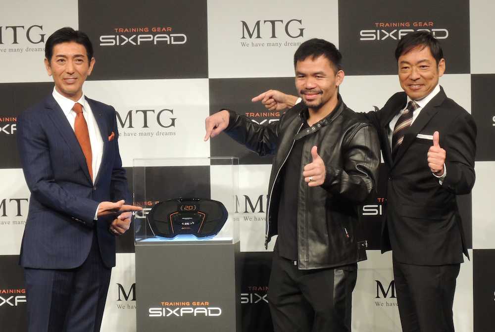 ＳＩＸＰＡＤ新製品発表イベントでポーズをとる（左から）ＭＴＧ松下剛社長、マニー・パッキャオ、香川照之