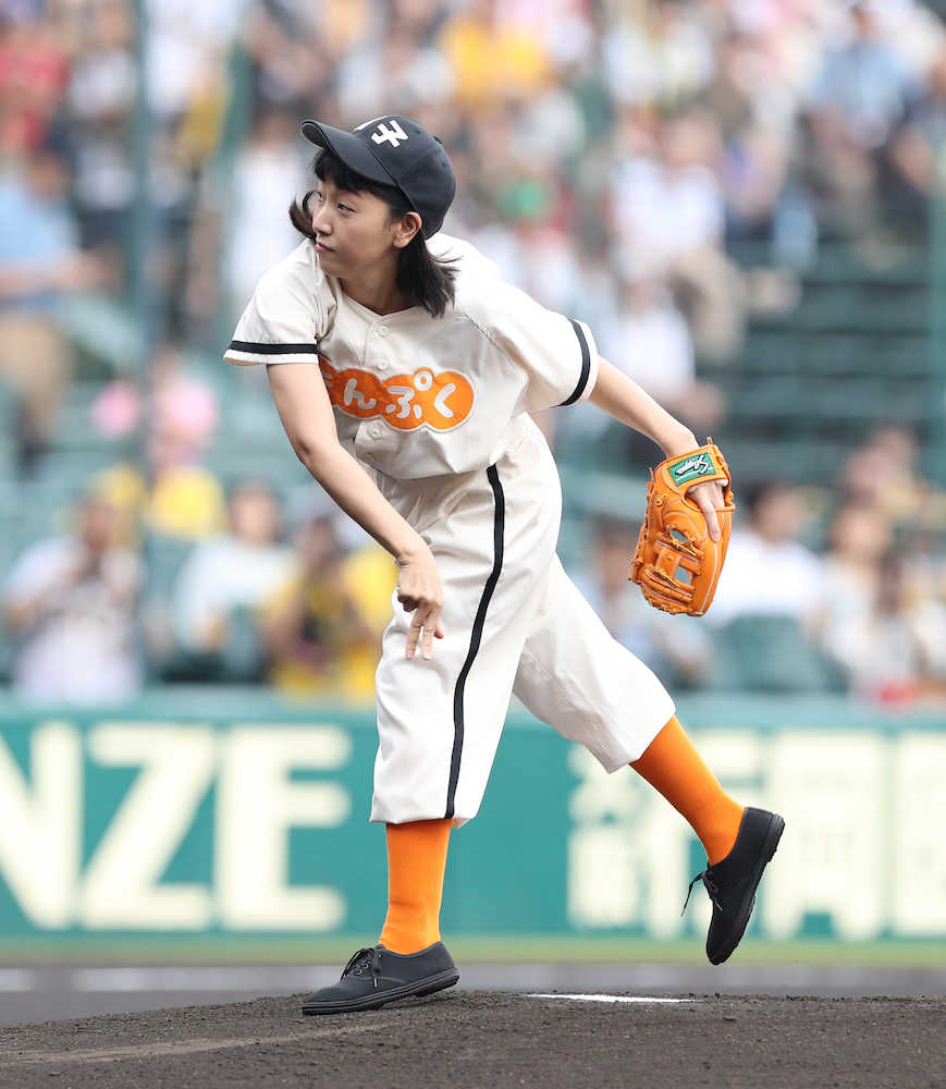 【画像・写真】「ボールを持ったのも初めて」の安藤サクラ、甲子園でお見事ノーバン投球！