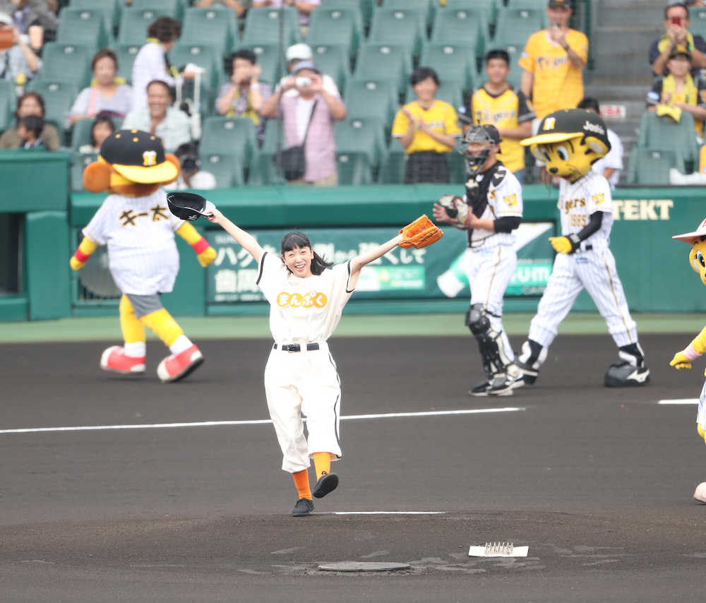 【画像・写真】「ボールを持ったのも初めて」の安藤サクラ、甲子園でお見事ノーバン投球！