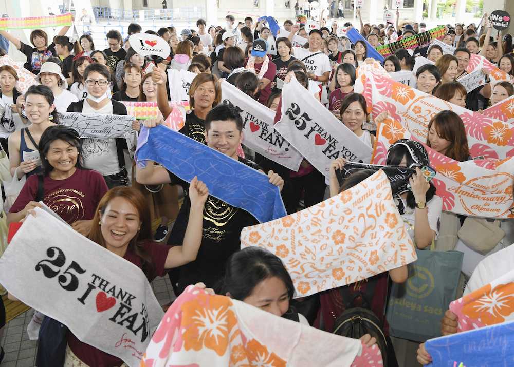 安室奈美恵の最後のライブを前に、グッズの販売開始を待つ大勢のファン