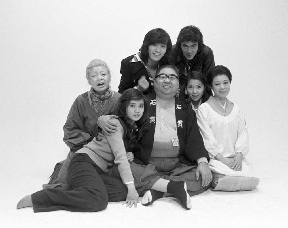 ＴＢＳドラマ「寺内貫太郎一家２」の出演者らと写真に納まる樹木希林さん（左端）。前列中央は小林亜星＝１９７５年３月