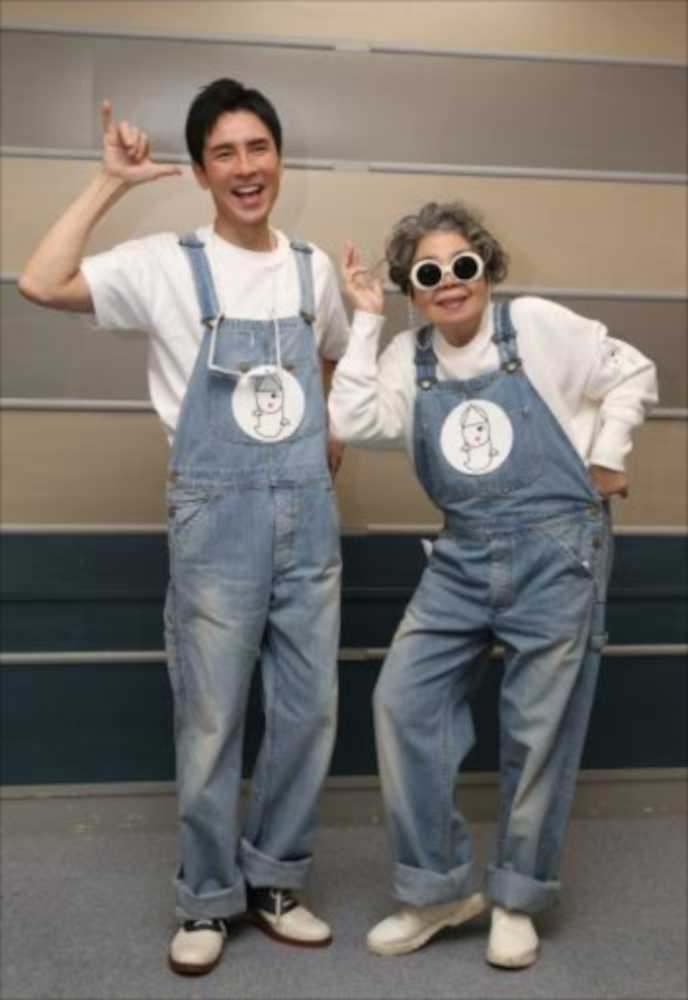 ３６年ぶりにデュエットを披露する歌手の郷ひろみ（左）と樹木希林さん。２０１５年撮影