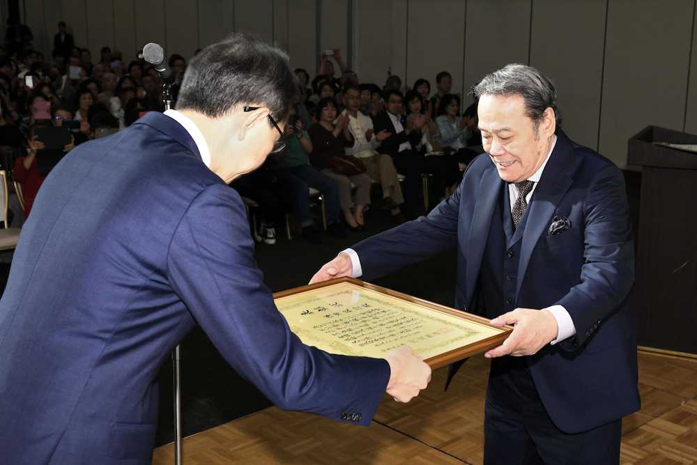 西田敏行に福島県民栄誉賞、希林さん惜しむ「哲学持った俳優」