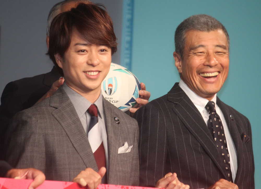 「ラグビーワールドカップ２０１９　１年前記念イベント」に出席した櫻井翔（左）と舘ひろし