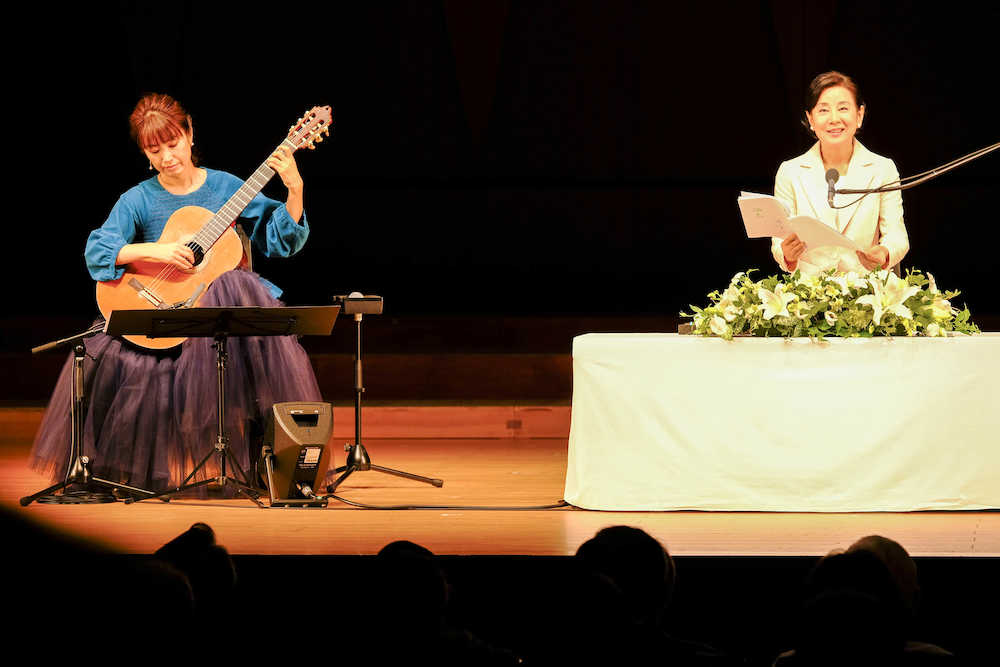 朗読コンサートを開催した吉永小百合（右）とギタリストの村治佳織