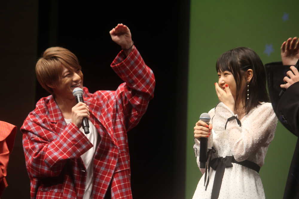 映画「ういらぶ。」完成披露試写会で笑顔の平野紫耀（左）と桜井日奈子