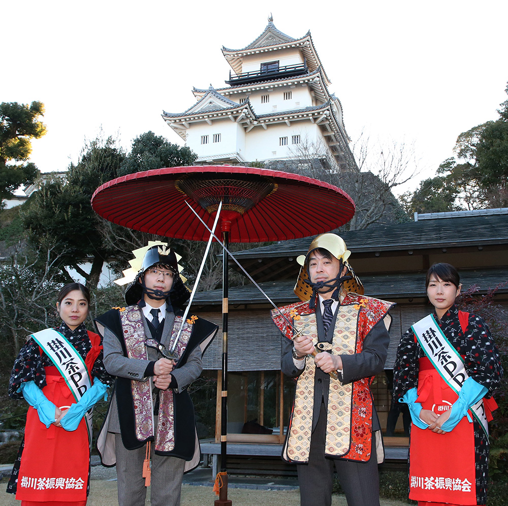 今年１月の第６７期王将戦第１局の前夜祭ではこんなコスプレが…掛川城をバックに甲冑を着てポーズをとる久保王将（右から２人目）と豊島八段