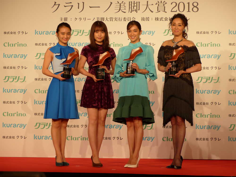 有村架純、美脚キラリ　ミニワンピに「そわそわしています」