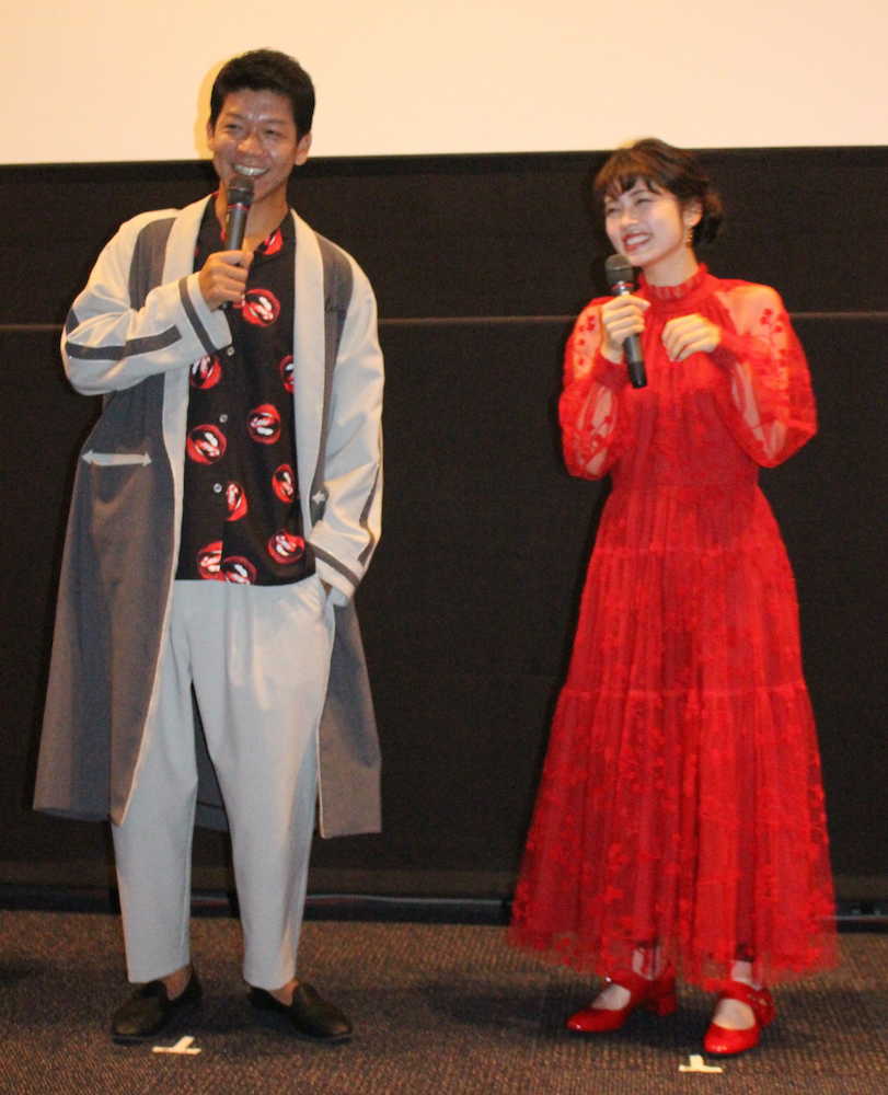 京都市内で舞台あいさつした駿河太郎（左）と小芝風花