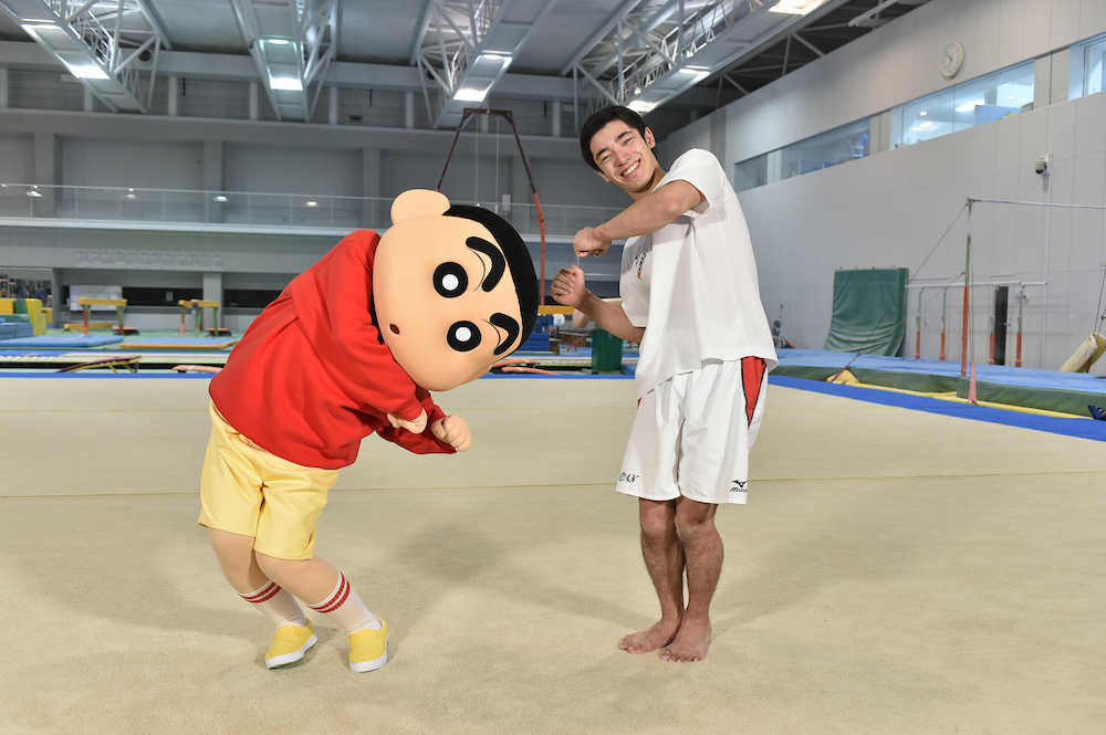 世界体操２０１８を控える白井健三選手（右）を陣中見舞いした「クレヨンしんちゃん」野原しんのすけは“ひねりポーズ”を披露