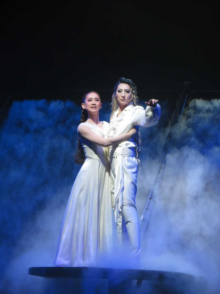 エリザベートを演じる愛希れいか（左）とトート役の珠城りょう