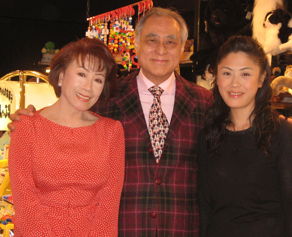 （左から）女優の朝丘雪路さん、俳優の津川雅彦さん、娘の女優・真由子（０７年撮影）