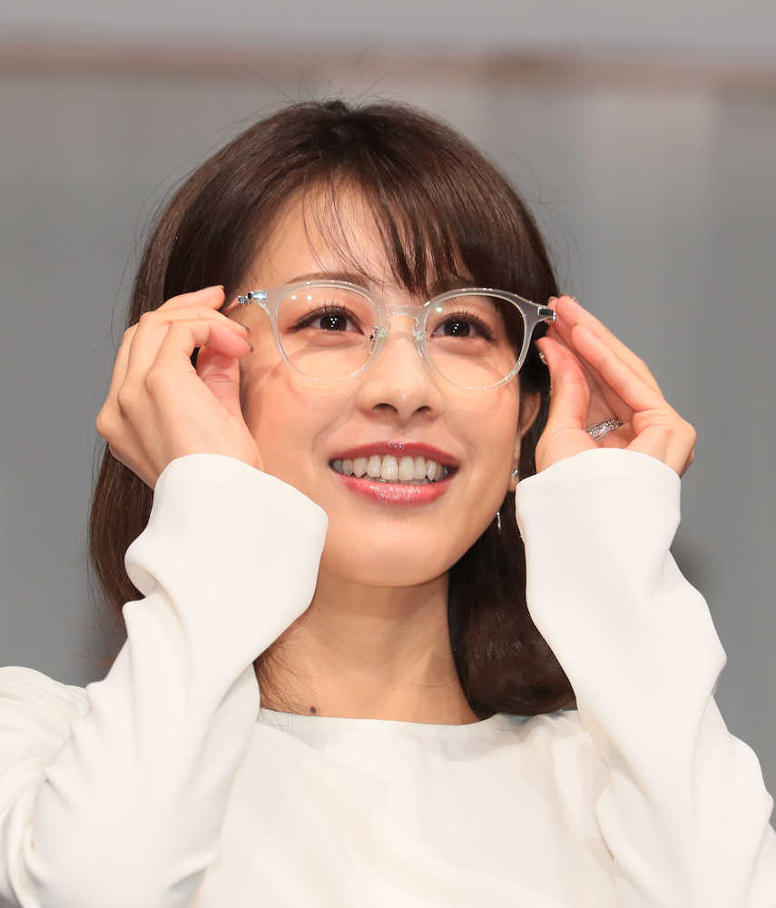 カトパン“お眼鏡にかなった”笑顔です　日本メガネベストドレッサー賞授賞式