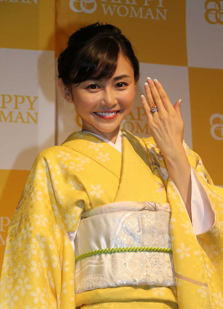 杉原杏璃　おのろけ会見　左手薬指にはカルティエのダイヤの指輪がキラリ