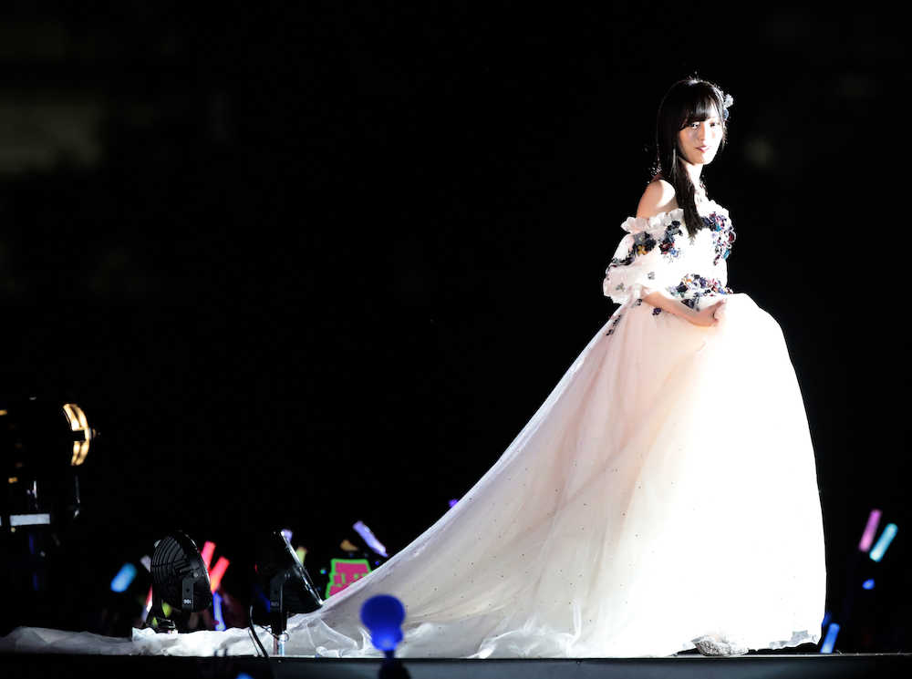 ＮＭＢ卒業コンサートで白いドレスを身に纏った山本彩（撮影・後藤　大輝）
