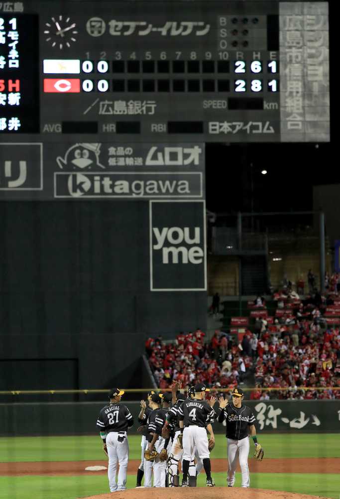 【画像・写真】マツダスタジアムで行われた日本シリーズ第１戦。延長１２回の死闘も日本シリーズ初戦３２年ぶりドロー。マウンドに集まるソフトバンクのナイン（撮影・篠原岳夫）