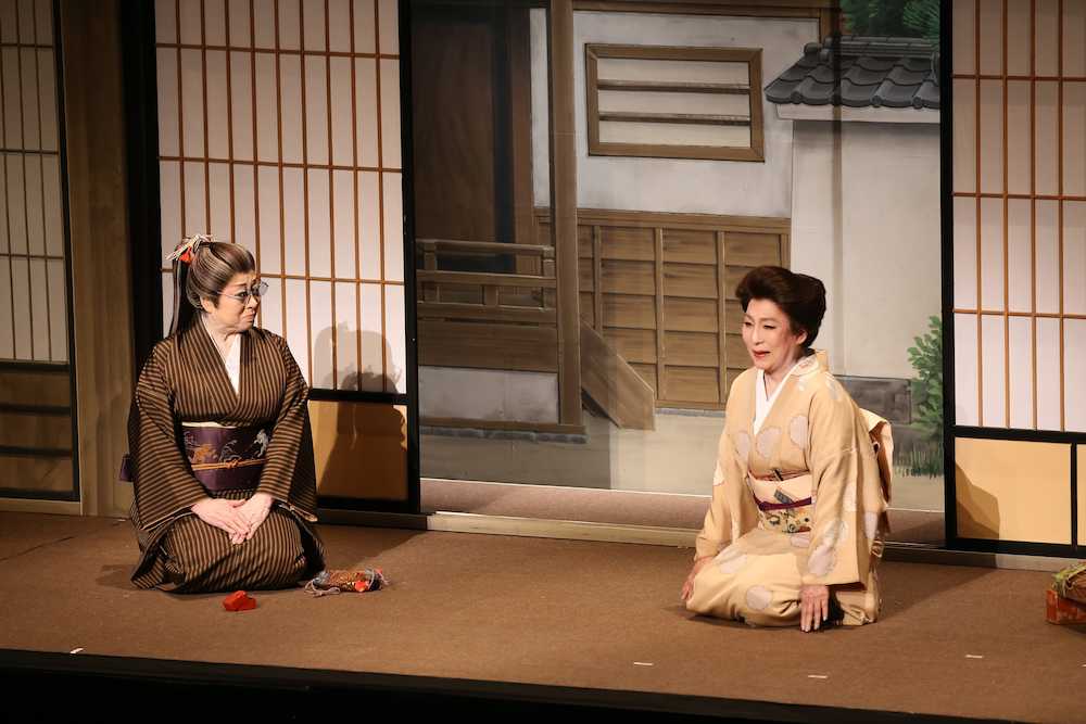 演台「犬神家の一族」で熱演する（左から）水谷八重子、波乃久里子