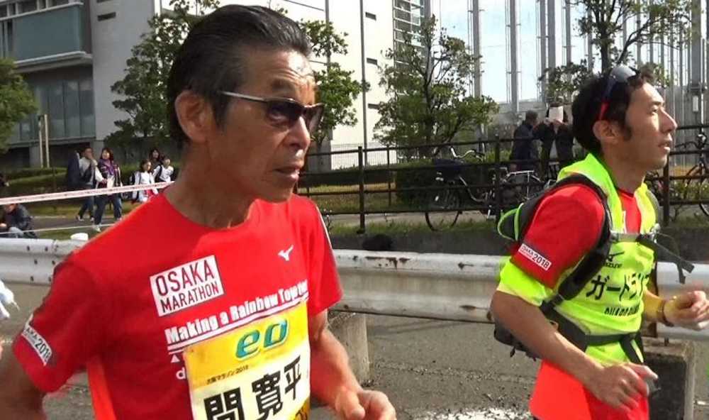 ＭＢＳテレビ「ＯＦＬＩＦＥ」に出演する間寛平が大阪マラソンで疾走
