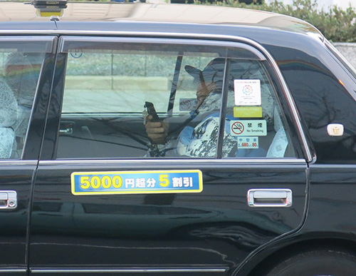 タクシーに乗って「よしもと西梅田劇場」を後にするとろサーモン・久保田かずのぶ