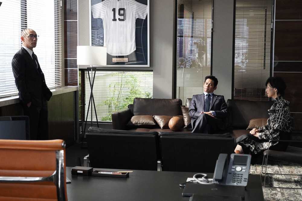 ドラマ「ＳＵＩＴ／スーツ」で登場する、ヤンキース・田中将大のユニフォームが飾られるオフィス