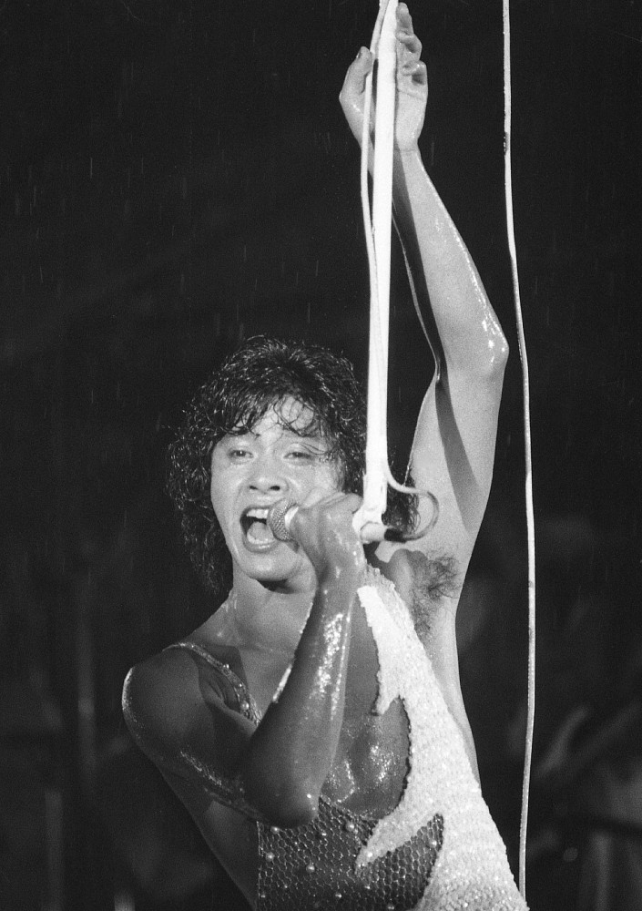７９年、台風の影響で土砂降りの後楽園球場で、３万２０００人の前で歌い続ける西城秀樹さん