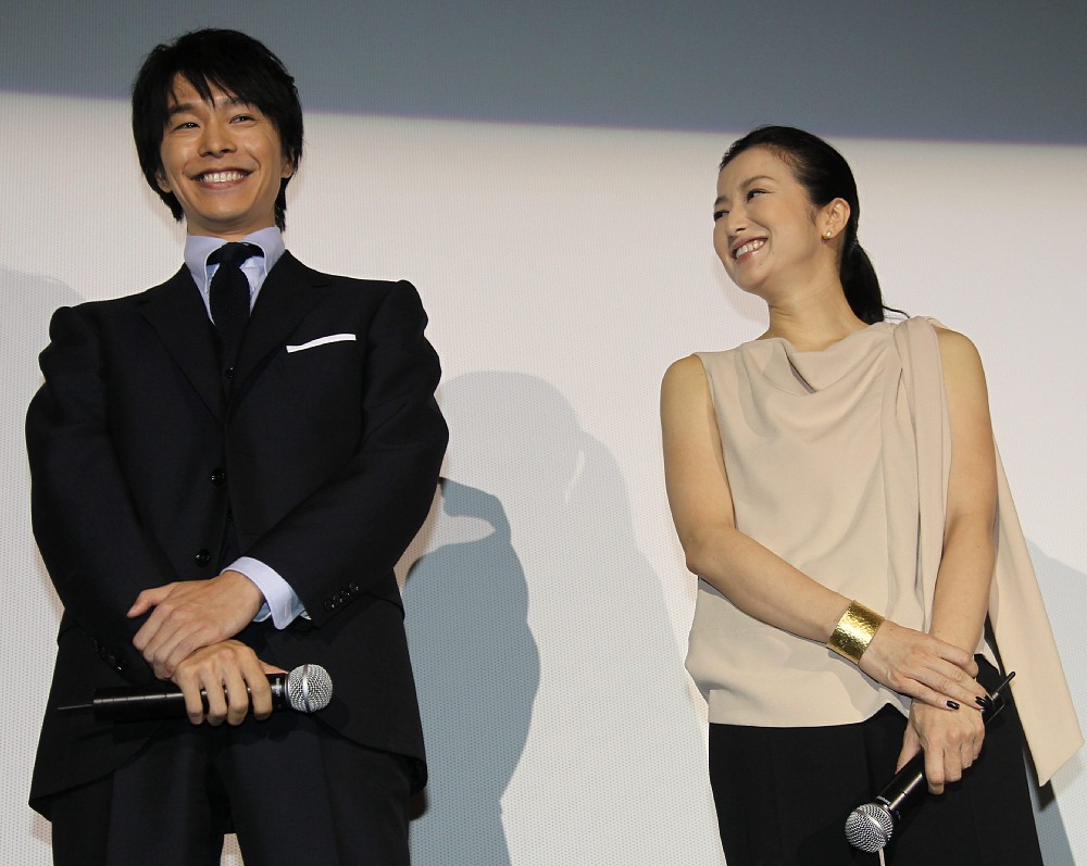 ２０１１年９月、映画「セカンドバージン」初日舞台あいさつで笑顔を見せる長谷川博己（左）と鈴木京香
