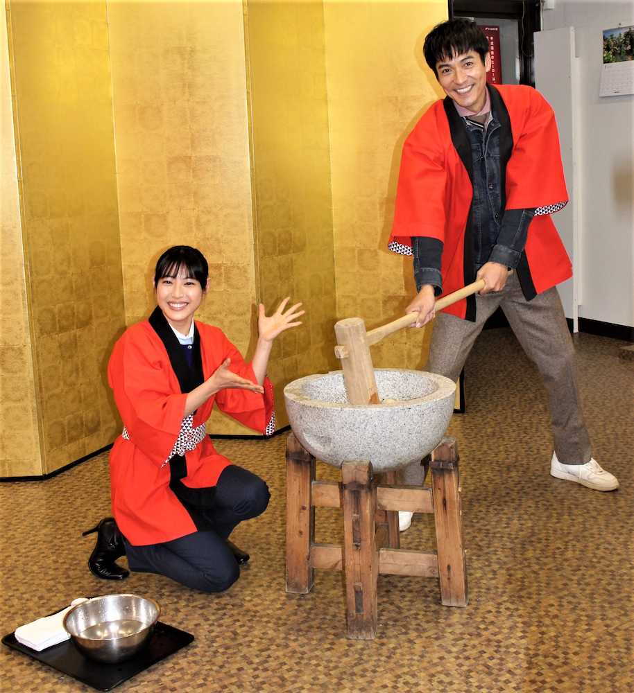 京都・太秦の撮影所で餅つきを行った沢村一樹（右）と滝本美織