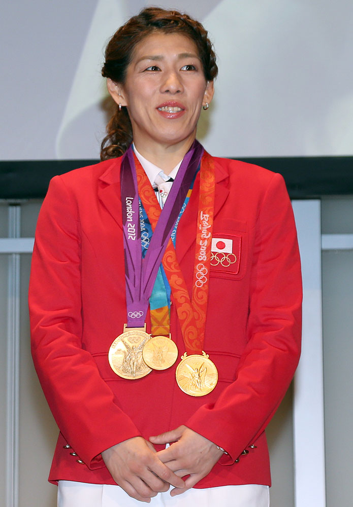 １６年に行われた五輪壮行会で３個の金メダルを披露する吉田沙保里
