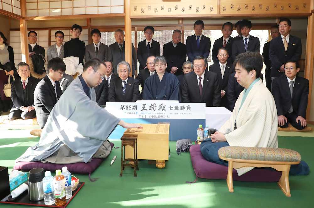 王将戦第１局　昼食は両者とも「地養鶏照り焼重」