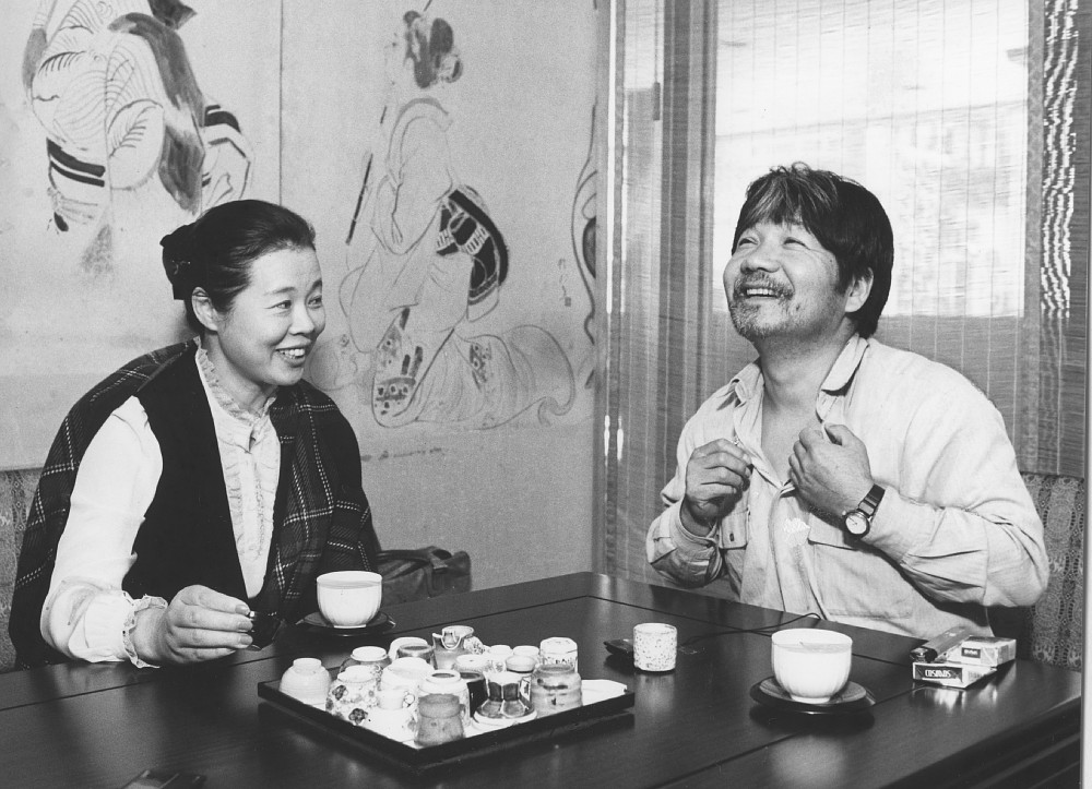 「まんが日本昔ばなし」で長年語り手を務めた市原悦子さんと常田富士男さん＝１９８７年