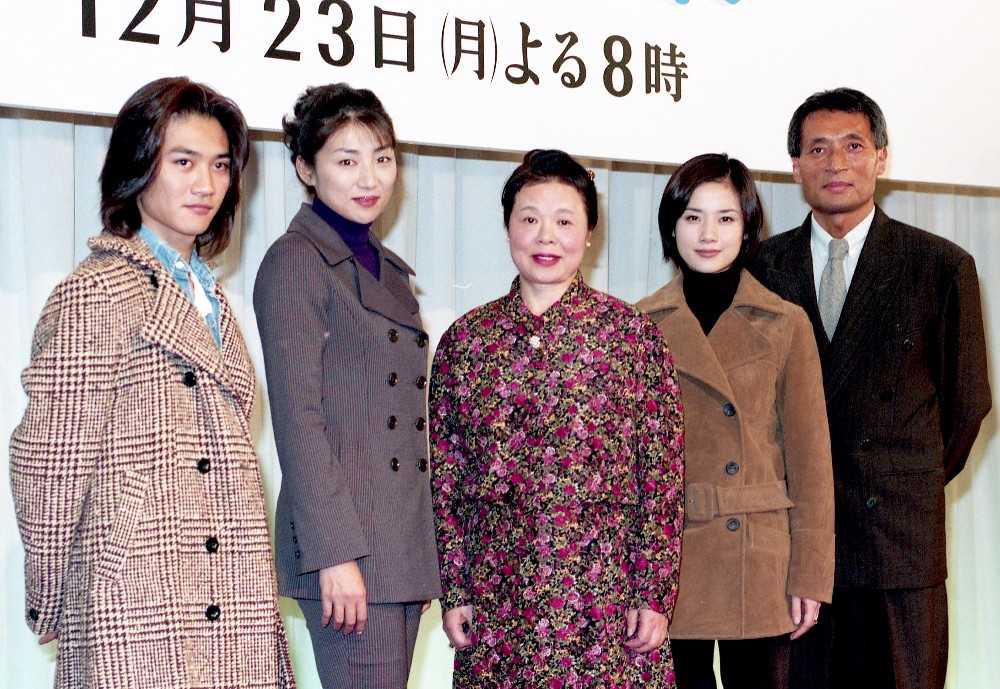 ９６年１１月、ＴＢＳドラマ「東京卒業」の会見に臨んだ市原悦子さん（中央）