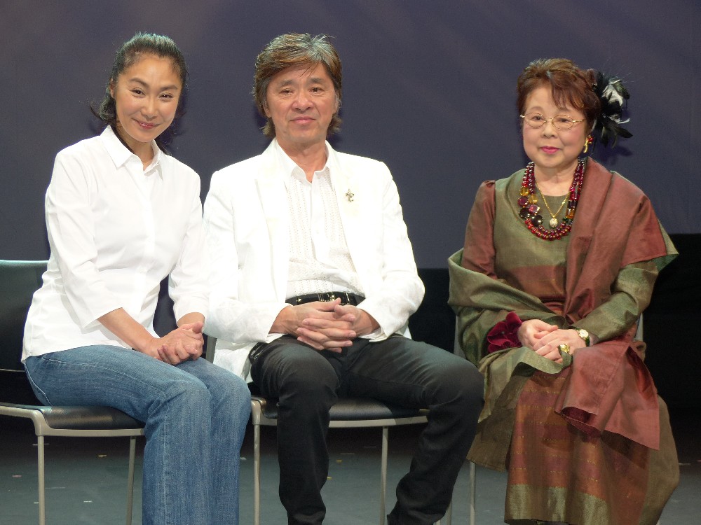 １５年１２月、朗読劇「キミに贈る物語」に浅野温子（左端）、西城秀樹さん（中央）とともに出演した市原悦子さん