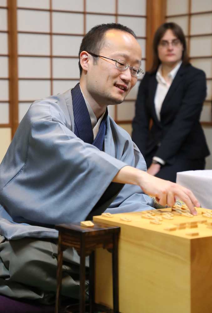 【画像・写真】渡辺棋王先勝　昨年11月から12連勝、８筋叩き合い制した