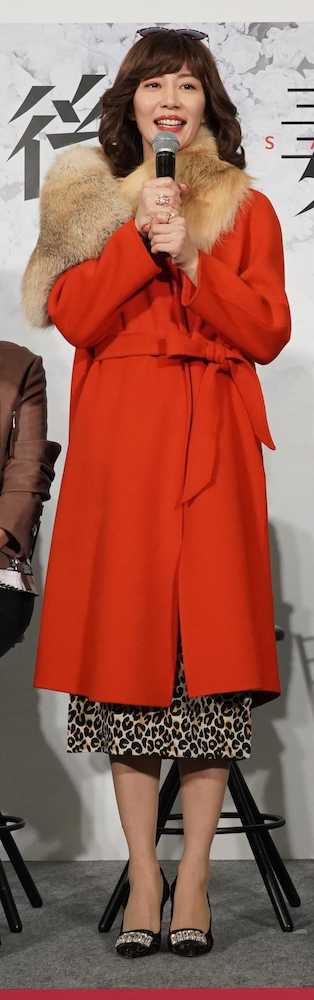 ドラマ「後妻業」の製作発表会見にド派手な関西風衣装で登場した木村佳乃