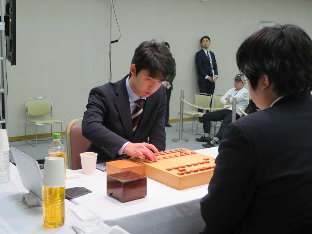 藤井聡太七段が朝日杯４強　Ａ級棋士の稲葉八段、糸谷八段に連勝