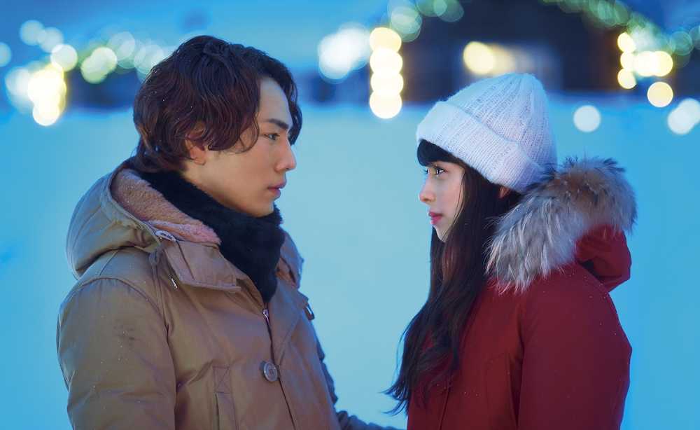 中条と登坂広臣が恋人役を演じた映画「雪の華」のワンシーン
