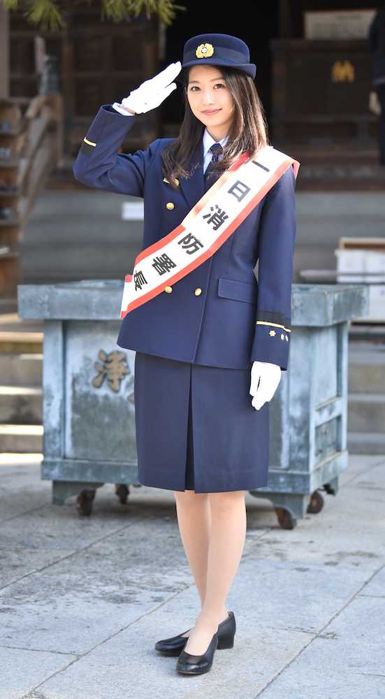 テラハ女優・小室安未　きりっと一日消防署長「恋も自分で鎮火させます」