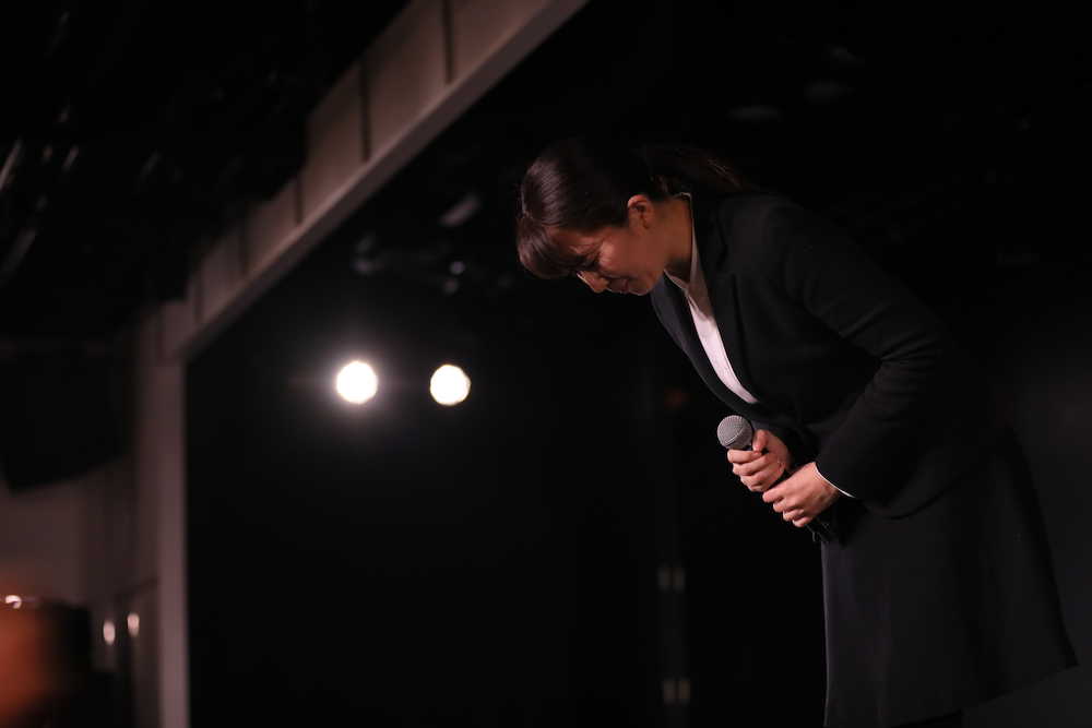 ＮＧＴ４８劇場の研究生公演を前に事件について謝罪した早川麻依子支配人