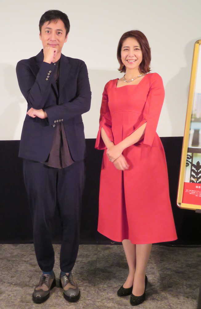 広島カープを描いた映画「鯉のはなシアター」の舞台あいさつに立った（左から）徳井義実、緒方かな子