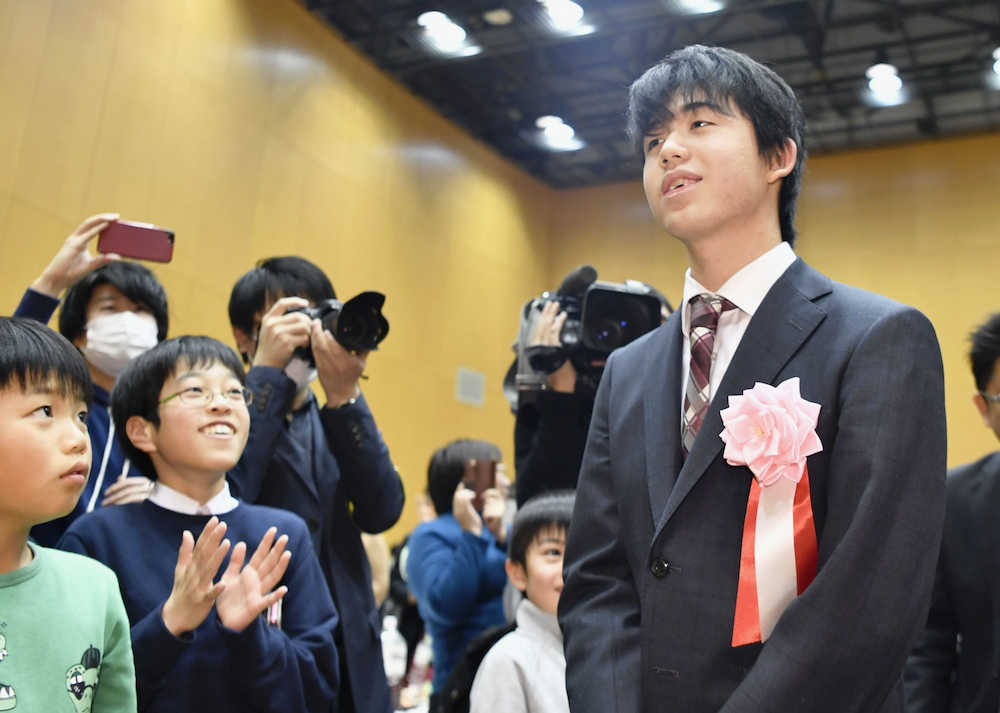 出身地の愛知県瀬戸市で開かれた応援イベントで、子どもたちに迎えられる藤井七段